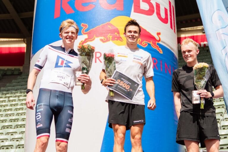 Pallen i det raskeste offisielle heatet i Moseby Invitational 2025: Eirik Mysen fra Bygdø IL (til venstre), Harald Østberg Amundsen fra Asker SK, og Ragnar Nersten fra Fossum IF. Foto: Oscar Hallset