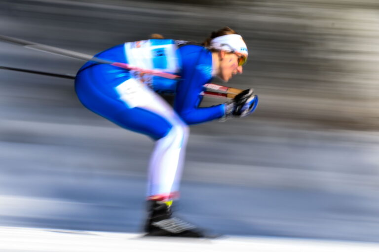 240321 Linn Sömskar, Ifk Umeå Lag 1, tävlar i en semifinal av damernas teamsprint under dag 2 av SM-veckan den 21 mars 2024 i Boden.